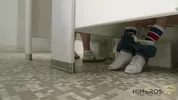Joven gay mama una polla grande en los gloryholes