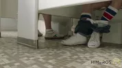 Joven gay mama una polla grande en los gloryholes