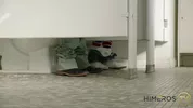 Joven gay mama una polla grande en los gloryholes