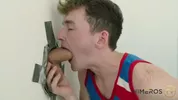 Joven gay mama una polla grande en los gloryholes