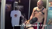 Passivo francês levado sem camisinha por um daddy durante um show erótico