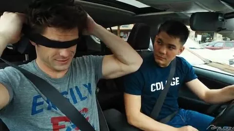 Beau mâle asiatique musclé baisé de force