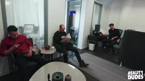 Collin suce le réceptionniste devant une salle d'attente bondée