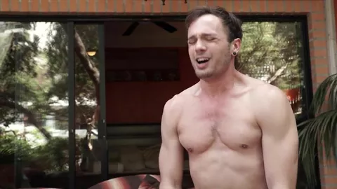 Atrapado entre dos machos bien dotados