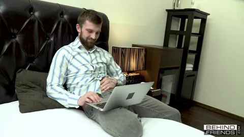 Barbuto virile e ben dotato sfonda un biondino