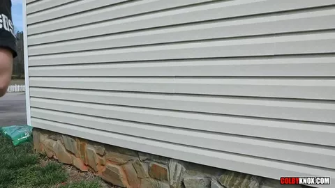 Colby joue le coach sportif à la salle de muscu et en profite...