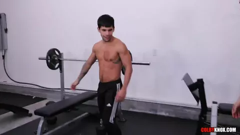 Colby spielt den Coach im Gym und nutzt es aus…