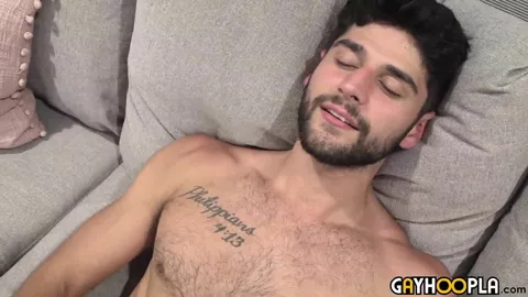 Beau male brun légèrement poilu se masturbe