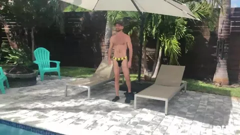 Charmé par le poolboy