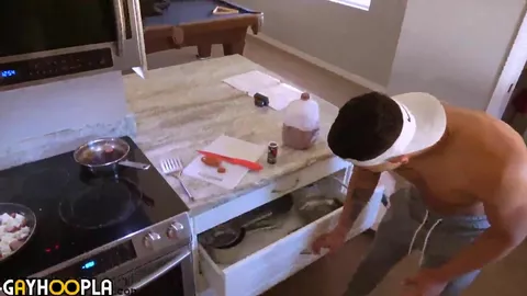 Sexy Latino beim Wichsen