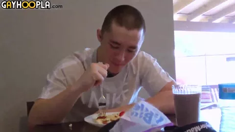 Latino sexy masturbándose