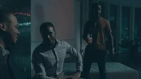 Trio de homens negros num quarto de hotel