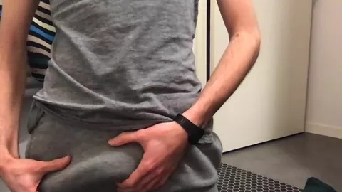 Jovem estudante francês se masturba e goza