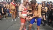 Ils baisent en pleine rue durant un festival gay