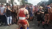 Ils baisent en pleine rue durant un festival gay