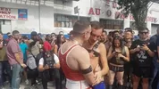 Ils baisent en pleine rue durant un festival gay