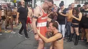 Ils baisent en pleine rue durant un festival gay
