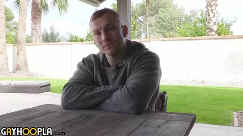 Un beau blond baraqué se masturbe frénétiquement