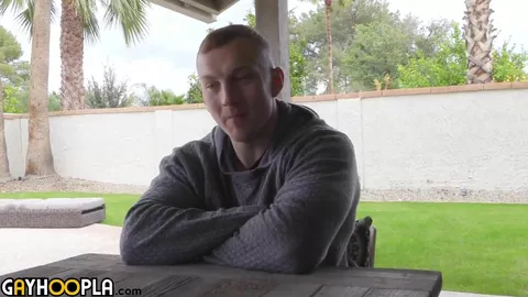 Un beau blond baraqué se masturbe frénétiquement