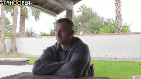 Un beau blond baraqué se masturbe frénétiquement