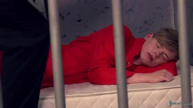 Le gardien de la prison Gabriel Fisk baise le jeune détenu Leo Ocean