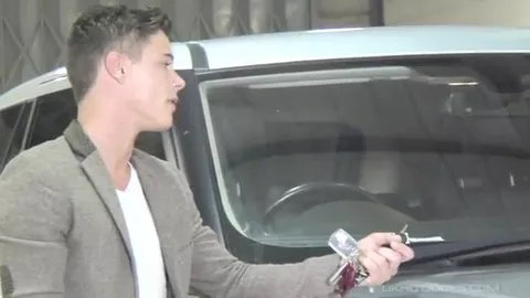 Culo destrozado sobre el capó del coche — Junior Price & Zac West