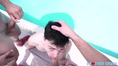 Incesto gay — Ho succhiato il mio fratellastro in piscina — Kurt Niles, Todd Hanes & Axel Kane