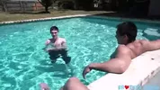 Incesto gay — Chupei meu meio-irmão na piscina — Kurt Niles, Todd Hanes & Axel Kane