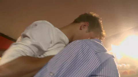 Novinhos lisinhos numa orgia