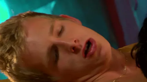 Chicos jóvenes lampiños en una orgía