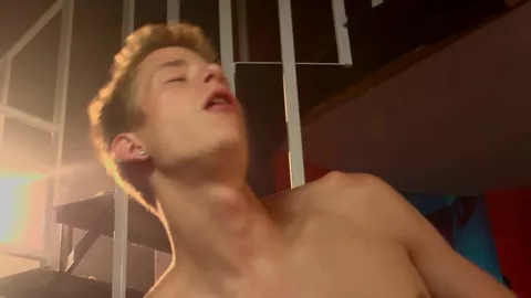 Jeunes mecs imberbes partouzeurs