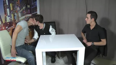 Un couple gay allume leur pote lors d'un bon repas