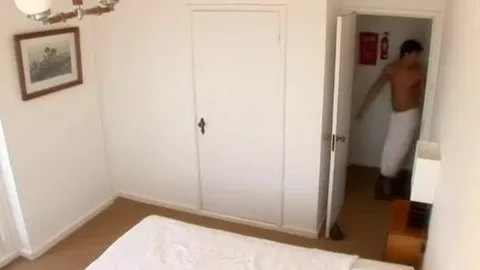 El repartidor tiene un paquete grande