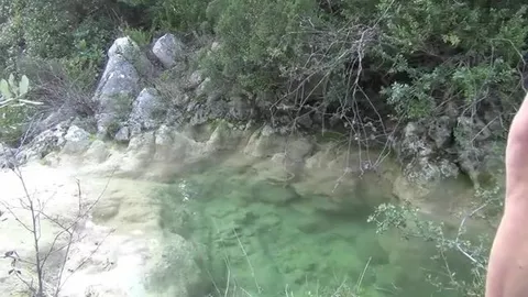 Fabian genießt die Aussicht und wichst sich einen auf der Wanderung