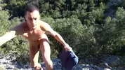 Fabian si gode il panorama mentre si sega durante un'escursione
