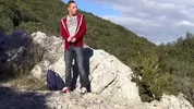 Fabian si gode il panorama mentre si sega durante un'escursione