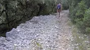 Fabian si gode il panorama mentre si sega durante un'escursione