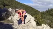 Fabian si gode il panorama mentre si sega durante un'escursione