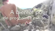 Fabian si gode il panorama mentre si sega durante un'escursione