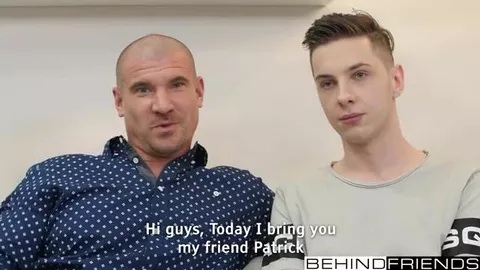 BehindFriends – Actif musclé enseigne le sexe à un minet  – Max Born & Patrik