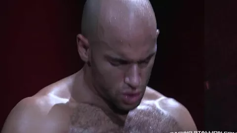 Sean Zevran reçoit une pipe baveuse dans une backroom