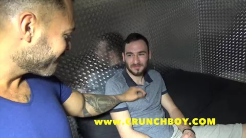 Joven gay amateur hace un casting porno en una sauna y conoce a un pornstar