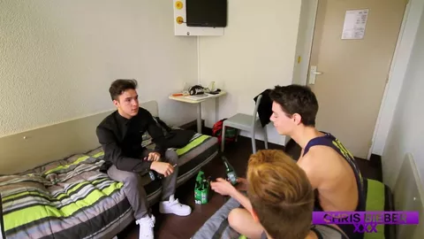 Chris Bieber und seine Freunde spielen Flaschendrehen… und es eskaliert!