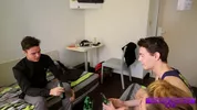Chris Bieber und seine Freunde spielen Flaschendrehen… und es eskaliert!