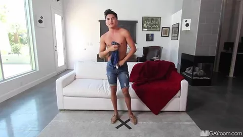 Ragazzo giovane e carino viene scopato a un provino porno gay