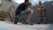 Footballeur hétéro pose nu sur les toits de New York