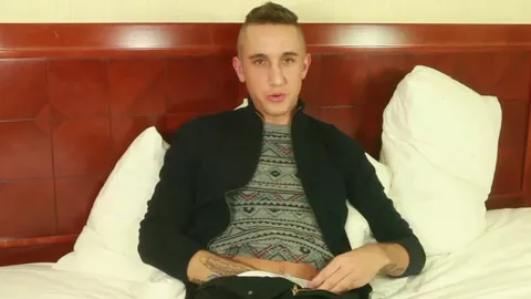 Lascar tatuato sexy si masturba