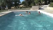Orgia gay francese in piscina in un cottage di vacanza