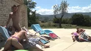 Orgia gay francese in piscina in un cottage di vacanza