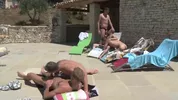 Orgia gay francese in piscina in un cottage di vacanza